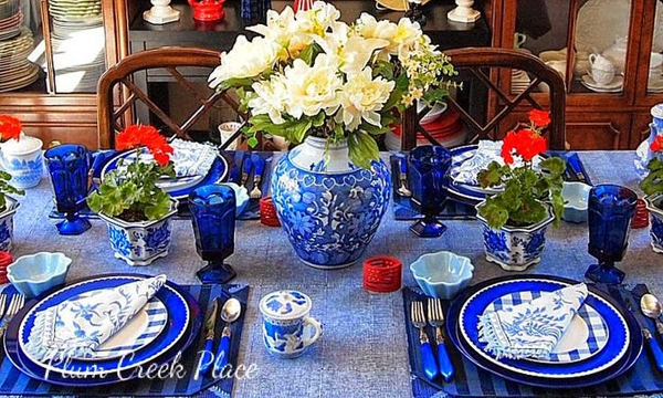 We love the pops of red in this otherwise all blue and white decor