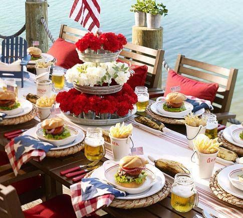 coastal charm in this red, white and blue patriotic tablescape