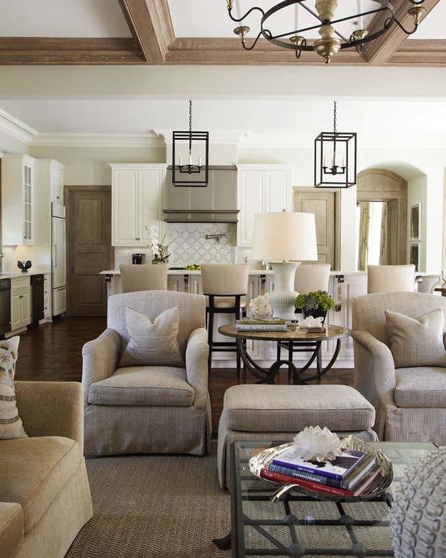 How to decorate with neutral colors: this neutral color scheme makes this living and dining room feel warm and inviting. The griege chairs and carpets bring a consistency throughout the room. 