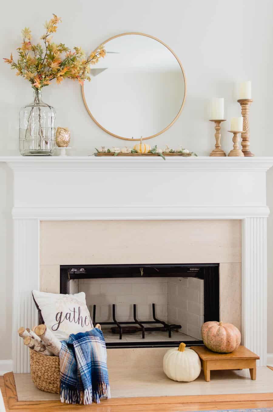 Love these simple touches of this fall mantel.