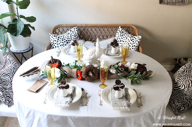 Easy tips to recreate this simple Thanksgiving Table setting plus FREE Printables!