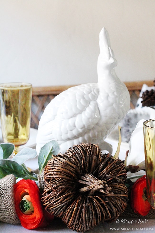 Easy tips to recreate this simple Thanksgiving Table setting plus FREE Printables!