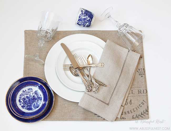 Set the perfect dinner table! We are showing you a simple and easy guide to set a table for your next dinner party. https://ablissfulnest.com/ #placesettings #tabledecor #tablesetting #designtips #entertainingideas 