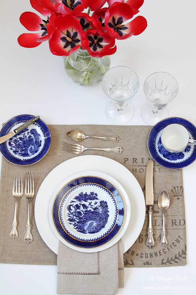 Set the perfect dinner table! We are showing you a simple and easy guide to set a table for your next dinner party. https://ablissfulnest.com/ #placesettings #tabledecor #tablesetting #designtips #entertainingideas 