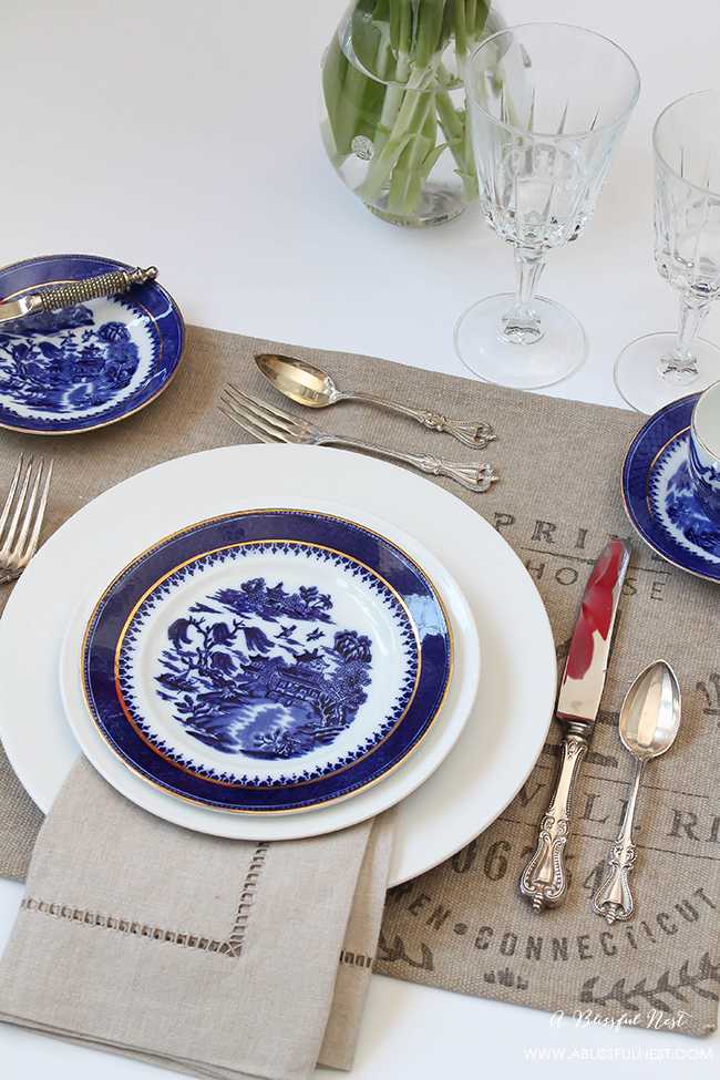 Set the perfect dinner table! We are showing you a simple and easy guide to set a table for your next dinner party. https://ablissfulnest.com/ #placesettings #tabledecor #tablesetting #designtips #entertainingideas 