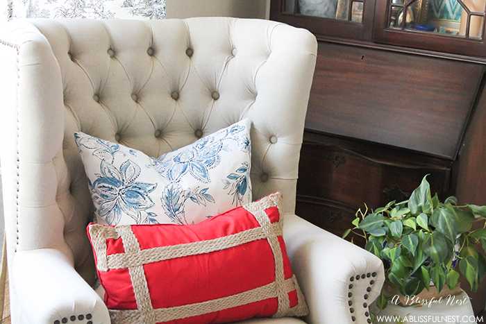 I adore the vintage Americana 4th of July mantle decor! With pops of aqua this is the perfect 4th of July decor by A Blissful Nest. https://ablissfulnest.com #4thofjuly #redwhiteandblue #4thofjulydecor