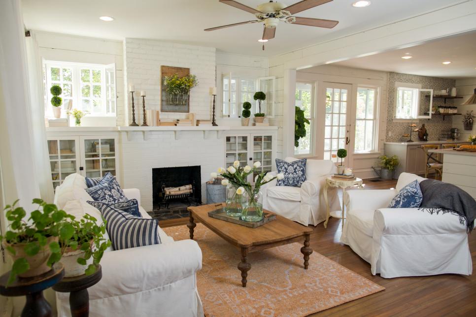 Get the design details of one of our favorite Fixer Upper living rooms! We break down the design to give you tips & hints to recreate this space in your own home with FULL shopping sources. Check out A Blissful Nest for more information! https://ablissfulnest.com/ #fixerupper #farmhouse #farmhousestyle #farmhousedecor 