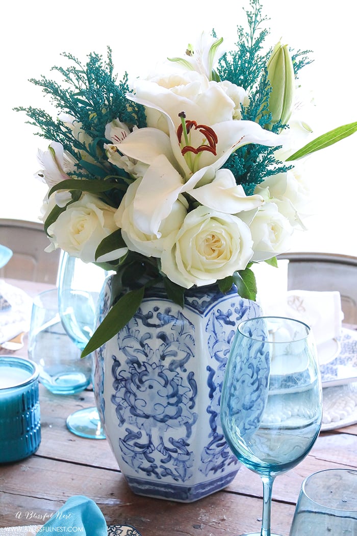 Fresh coastal table décor ideas for the perfect summer night. Grab these tips on setting the perfect coastal tablescape by A Blissful Nest. https://ablissfulnest.com/ #coastal #tabledecor #tabledecorideas #coastalinteriors #coastalroom #ocean #blueandwhite