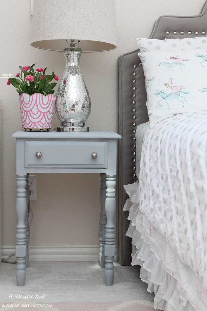 This is such a great review on using Krylon’s new Chalk Spray paint! Everything you need to know to use this method of painting furniture and accessories with a spray chalk paint. Get more information on https://ablissfulnest.com/ #chalkpaint #tablemakeover #diyfurniture