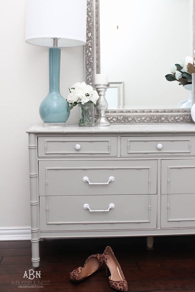 Follow this simple tutorial on how to use chalk furniture paint to makeover a piece of furniture. Such a gorgeous chalk furniture paint dresser makeover by A Blissful Nest. https://ablissfulnest.com/ #chalkfurniturepainttutorial #chalkfurniturepaintmakeover #dresser #furnituremakeover #bedroomideas