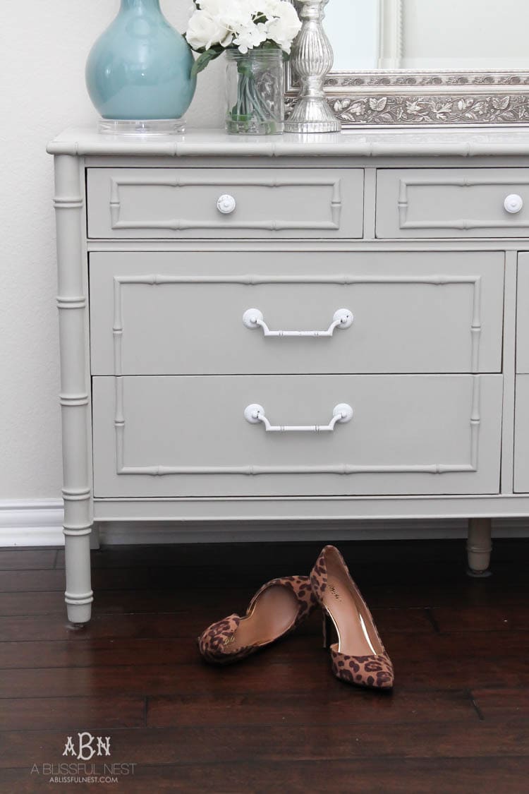 Follow this simple tutorial on how to use chalk furniture paint to makeover a piece of furniture. Such a gorgeous chalk furniture paint dresser makeover by A Blissful Nest. https://ablissfulnest.com/ #chalkpainttutorial #chalkpaintmakeover #dresser #furnituremakeover #bedroomideas