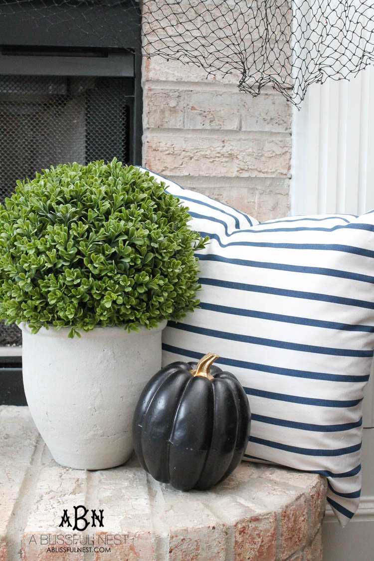 Get 20 tips on how to decorate for Halloween from some of the top home bloggers! These tips are amazing! https://ablissfulnest.com/ #halloweendecor #halloweendecorating