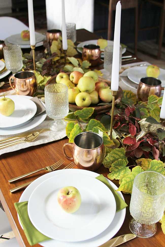 These 15 Gorgeous Thanksgiving Tables have so many different ways you can make Thanksgiving a happy gathering. Make your Thanksgiving table shine this year. See more at https://ablissfulnest.com// #Fall #Thanksgiving #ThanksgivingTable