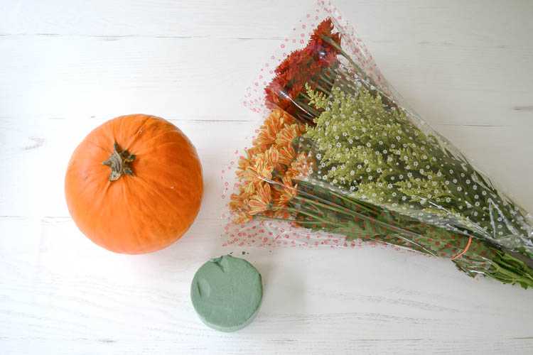 A super cute and simple DIY pumpkin centerpiece idea perfect for a fall table or Thanksgiving table idea! See more on https://ablissfulnest.com/ #falltable #pumpkinideas #falldecor