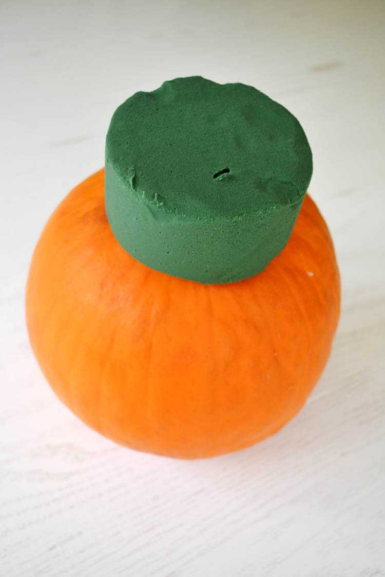A super cute and simple DIY pumpkin centerpiece idea perfect for a fall table or Thanksgiving table idea! See more on https://ablissfulnest.com/ #falltable #pumpkinideas #falldecor