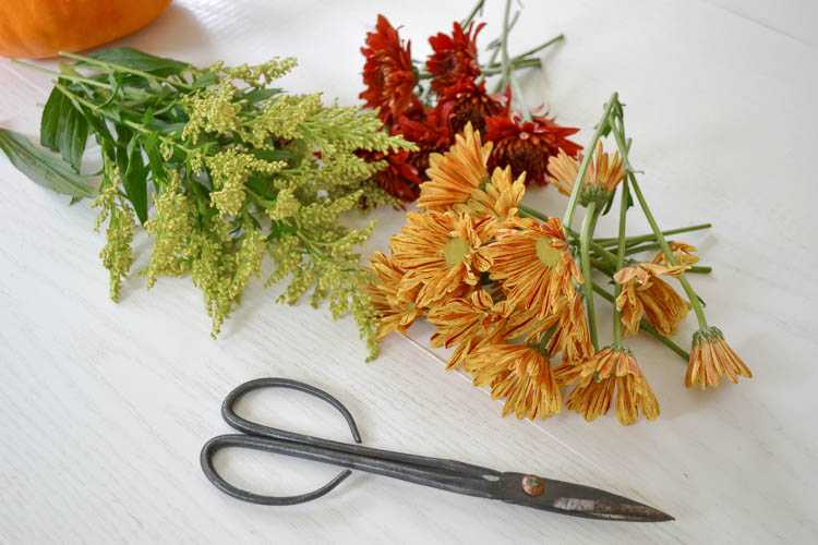 A super cute and simple DIY pumpkin centerpiece idea perfect for a fall table or Thanksgiving table idea! See more on https://ablissfulnest.com/ #falltable #pumpkinideas #falldeco