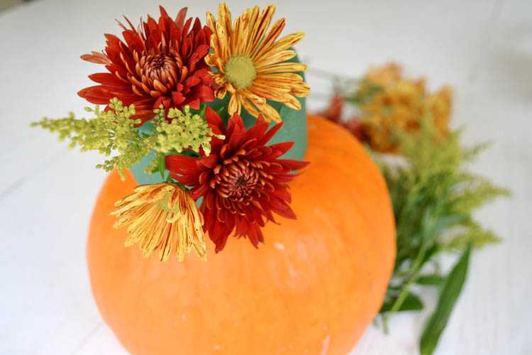 A super cute and simple DIY pumpkin centerpiece idea perfect for a fall table or Thanksgiving table idea! See more on https://ablissfulnest.com/ #falltable #pumpkinideas #falldecor