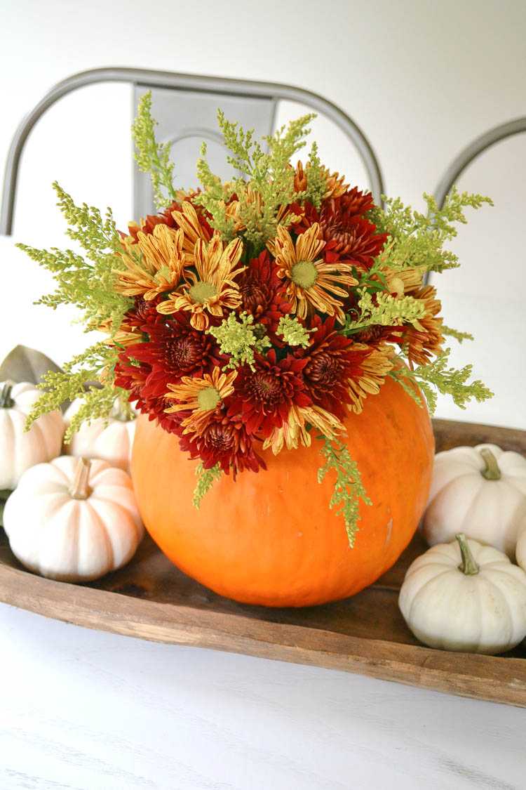 A super cute and simple DIY pumpkin centerpiece idea perfect for a fall table or Thanksgiving table idea! See more on https://ablissfulnest.com/ #falltable #pumpkinideas #falldecor