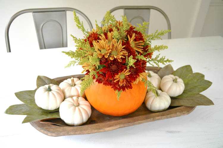 A super cute and simple DIY pumpkin centerpiece idea perfect for a fall table or Thanksgiving table idea! See more on https://ablissfulnest.com/ #falltable #pumpkinideas #falldecor