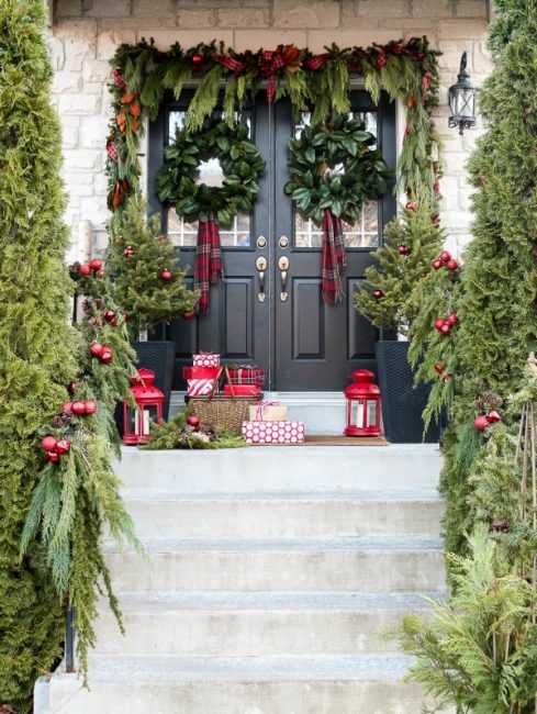 25 Beautiful Christmas Front Porches | A Blissful Nest