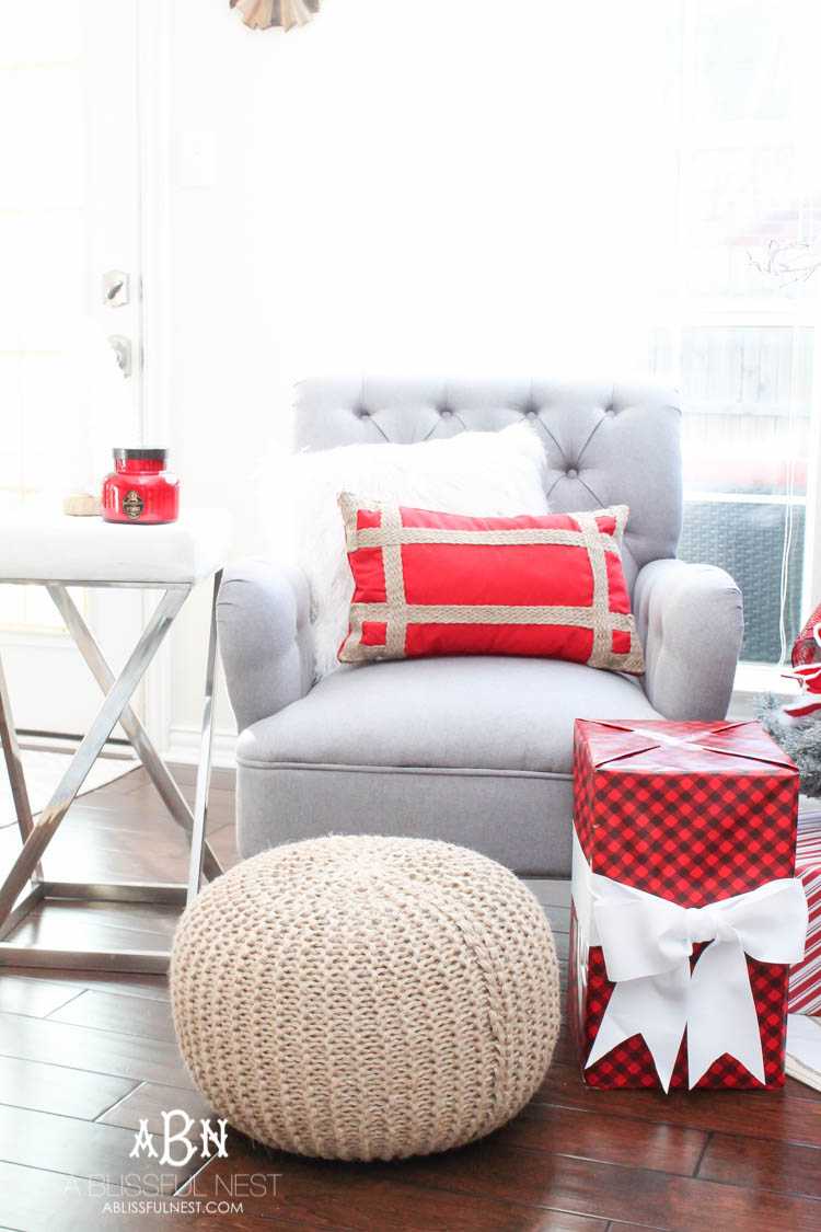 Gorgeous red and white Christmas tree décor ideas! Make your own classic Christmas tree with these tips! See more on https://ablissfulnest.com/ #christmastree #christmastreeideas #chistmasdecor