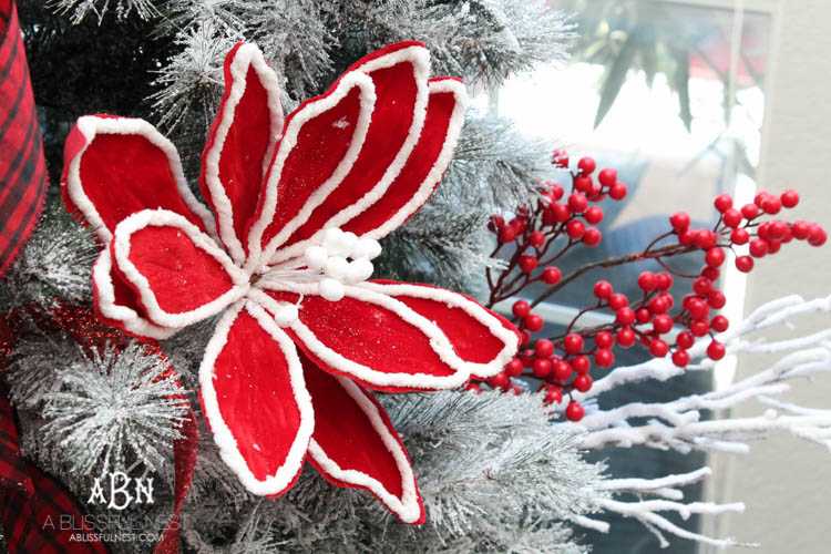 Gorgeous red and white Christmas tree décor ideas! Make your own classic Christmas tree with these tips! See more on https://ablissfulnest.com/ #christmastree #christmastreeideas #chistmasdecor