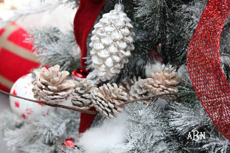 Gorgeous red and white Christmas tree décor ideas! Make your own classic Christmas tree with these tips! See more on https://ablissfulnest.com/ #christmastree #christmastreeideas #chistmasdecor