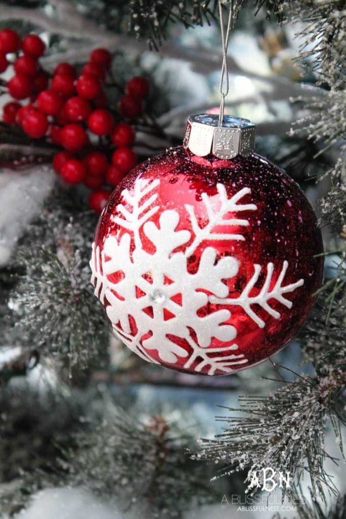 Classic Red and White Christmas Tree Decorating Ideas