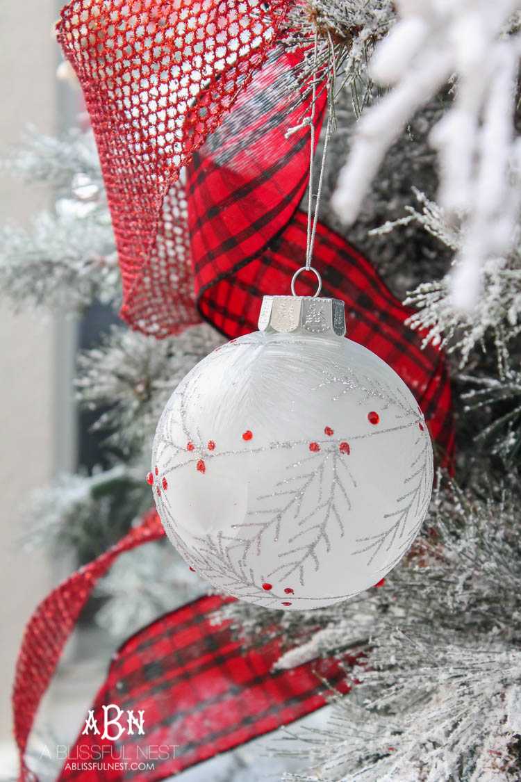 Gorgeous red and white Christmas tree décor ideas! Make your own classic Christmas tree with these tips! See more on https://ablissfulnest.com/ #christmastree #christmastreeideas #chistmasdecor