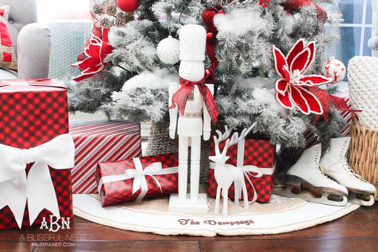 Gorgeous red and white Christmas tree décor ideas! Make your own classic Christmas tree with these tips! See more on https://ablissfulnest.com/ #christmastree #christmastreeideas #chistmasdecor