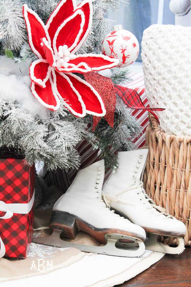 Gorgeous red and white Christmas tree décor ideas! Make your own classic Christmas tree with these tips! See more on https://ablissfulnest.com/ #christmastree #christmastreeideas #chistmasdecor