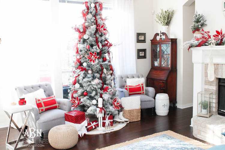 Gorgeous red and white Christmas tree décor ideas! Make your own classic Christmas tree with these tips! See more on https://ablissfulnest.com/ #christmastree #christmastreeideas #chistmasdecor