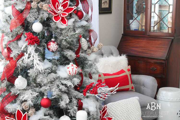 Gorgeous red and white Christmas tree décor ideas! Make your own classic Christmas tree with these tips! See more on https://ablissfulnest.com/ #christmastree #christmastreeideas #chistmasdecor