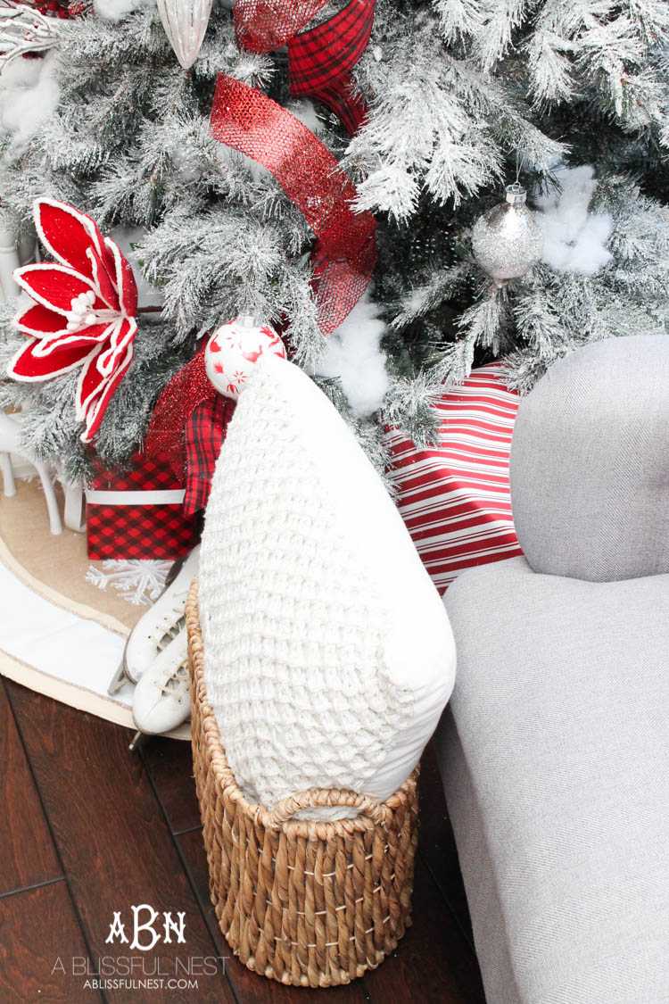 Gorgeous red and white Christmas tree décor ideas! Make your own classic Christmas tree with these tips! See more on https://ablissfulnest.com/ #christmastree #christmastreeideas #chistmasdecor