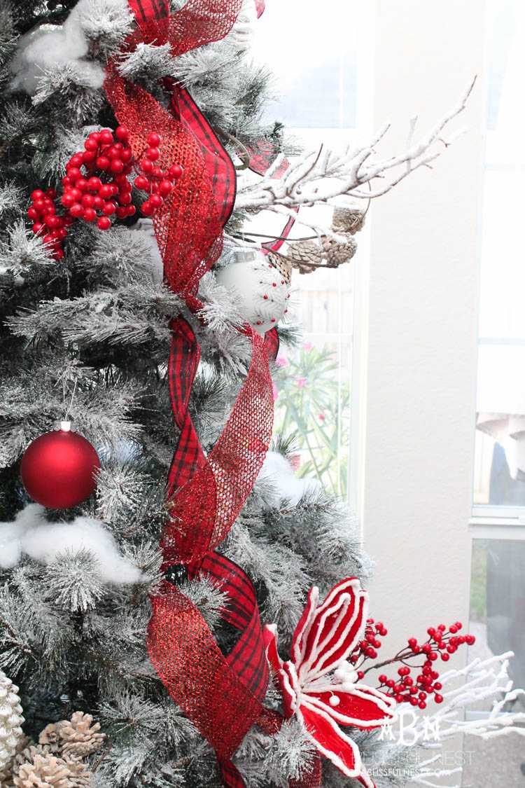 Gorgeous red and white Christmas tree décor ideas! Make your own classic Christmas tree with these tips! See more on https://ablissfulnest.com/ #christmastree #christmastreeideas #chistmasdecor