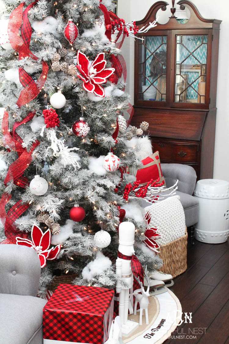 Gorgeous red and white Christmas tree décor ideas! Make your own classic Christmas tree with these tips! See more on https://ablissfulnest.com/ #christmastree #christmastreeideas #chistmasdecor