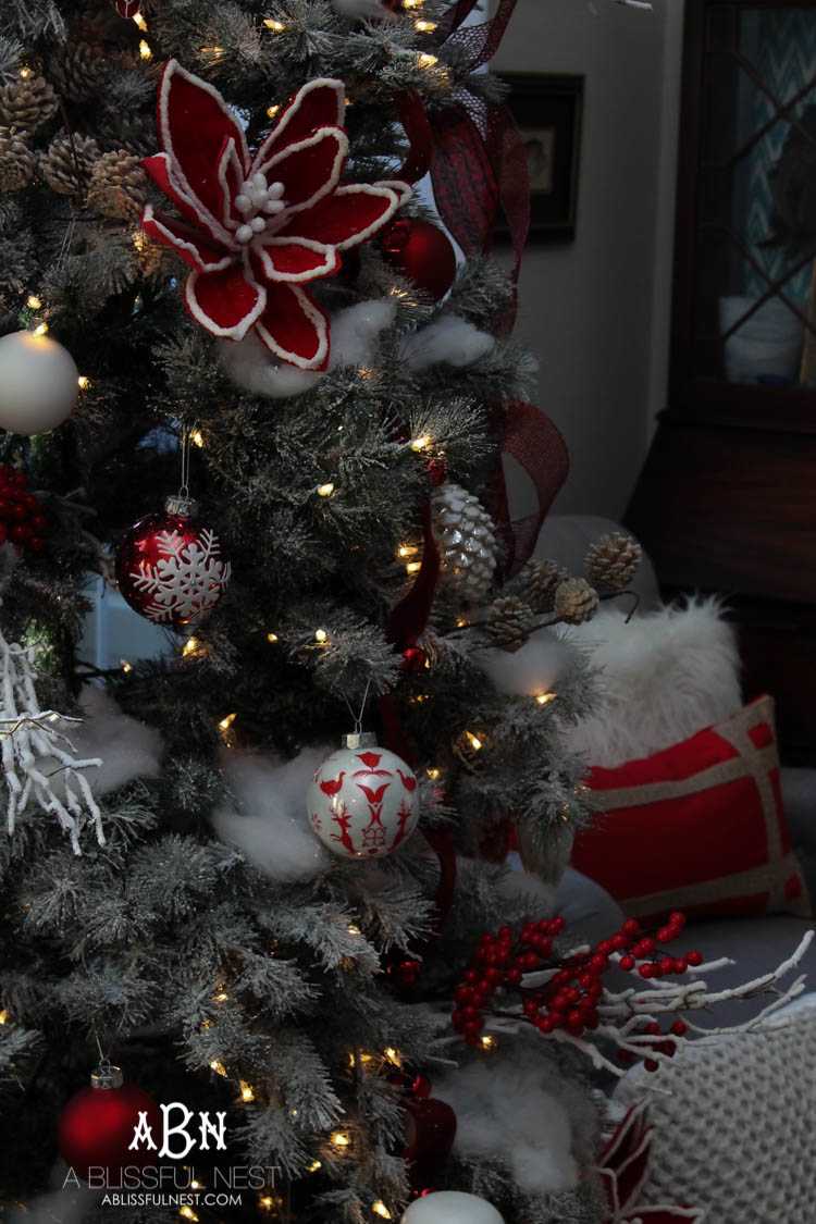 Gorgeous red and white Christmas tree décor ideas! Make your own classic Christmas tree with these tips! See more on https://ablissfulnest.com/ #christmastree #christmastreeideas #chistmasdecor