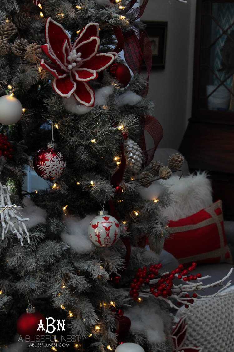 Classic Red and White Christmas Tree Decorating Ideas