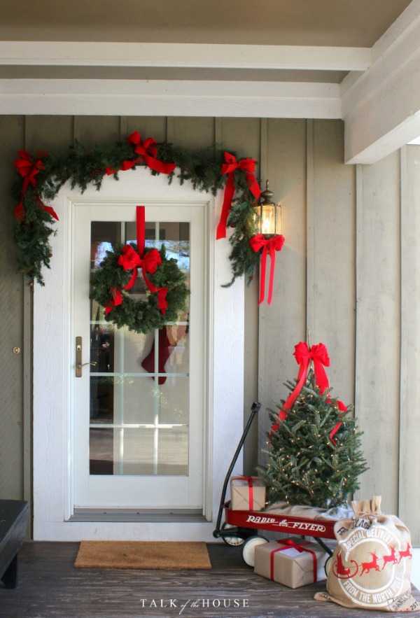 If you are looking for THE BEST ideas for Christmas front porches, then these are all so amazing!! These are all so gorgeous! See more on https://ablissfulnest.com/ #christmasporch #christmasfrontporch #christmasdecorating