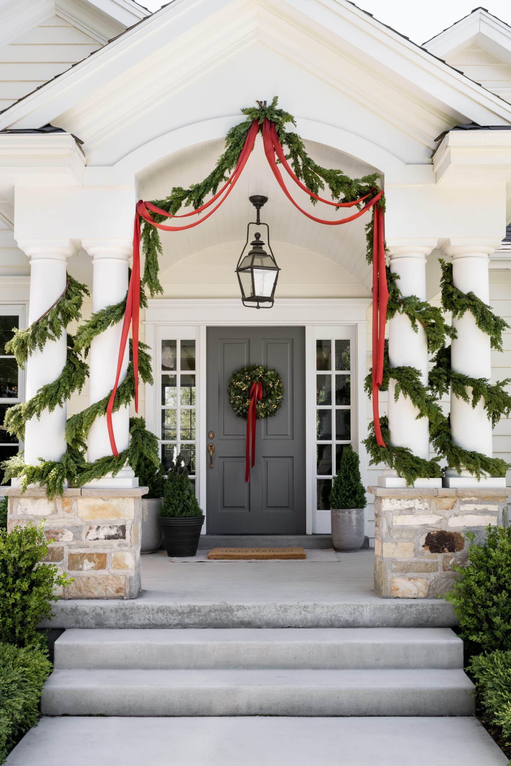 25 Beautiful Christmas Front Porches