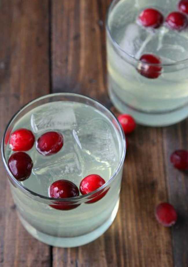 Ring in the New Year with these 10 Delicious New Years Eve Cocktail Ideas! See more at https://ablissfulnest.com/ #cocktails #NewYearsEve #Entertaining