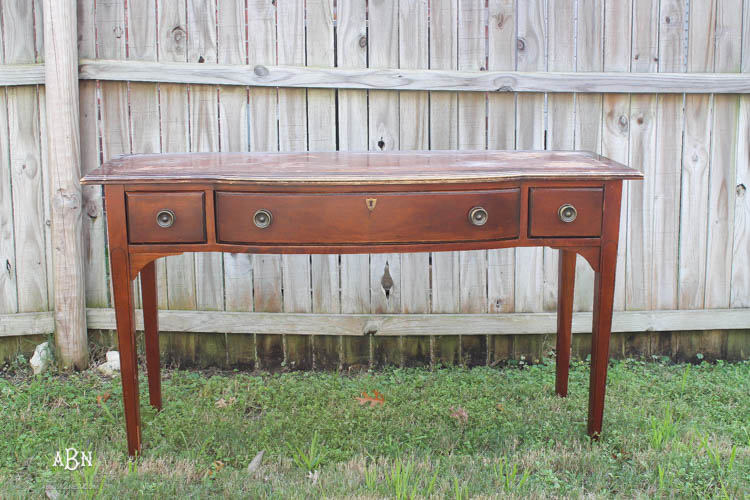 What a amazing before and after on this thrifted desk! Such a great idea. More on https://ablissfulnest.com/ #deskmakeover #chalkfurniturepaint