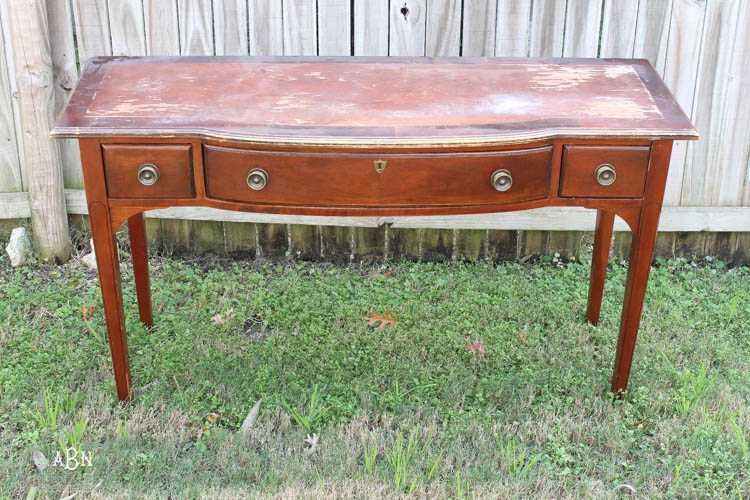 What a amazing before and after on this thrifted desk! Such a great idea. More on https://ablissfulnest.com/ #deskmakeover #chalkfurniturepaint