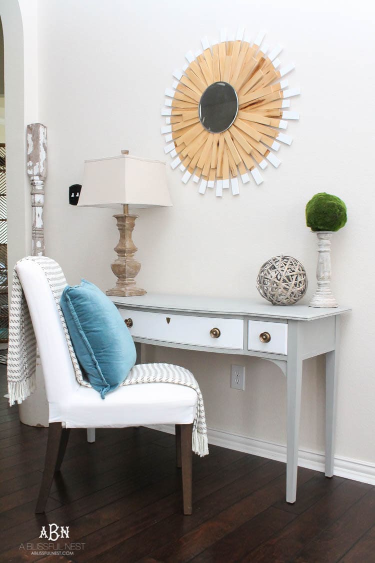 What an amazing before and after on this thrifted desk! Such a great idea. More on https://ablissfulnest.com/ #deskmakeover #chalkfurniturepaint