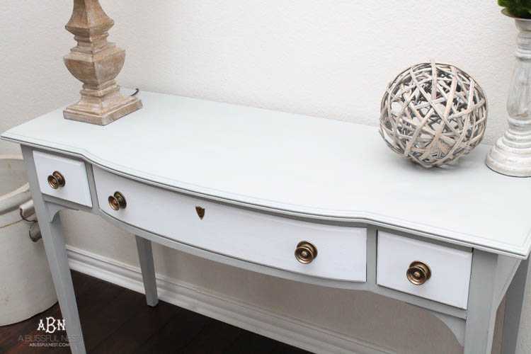 What an amazing before and after on this thrifted desk! Such a great idea. More on https://ablissfulnest.com/ #deskmakeover #chalkfurniturepaint