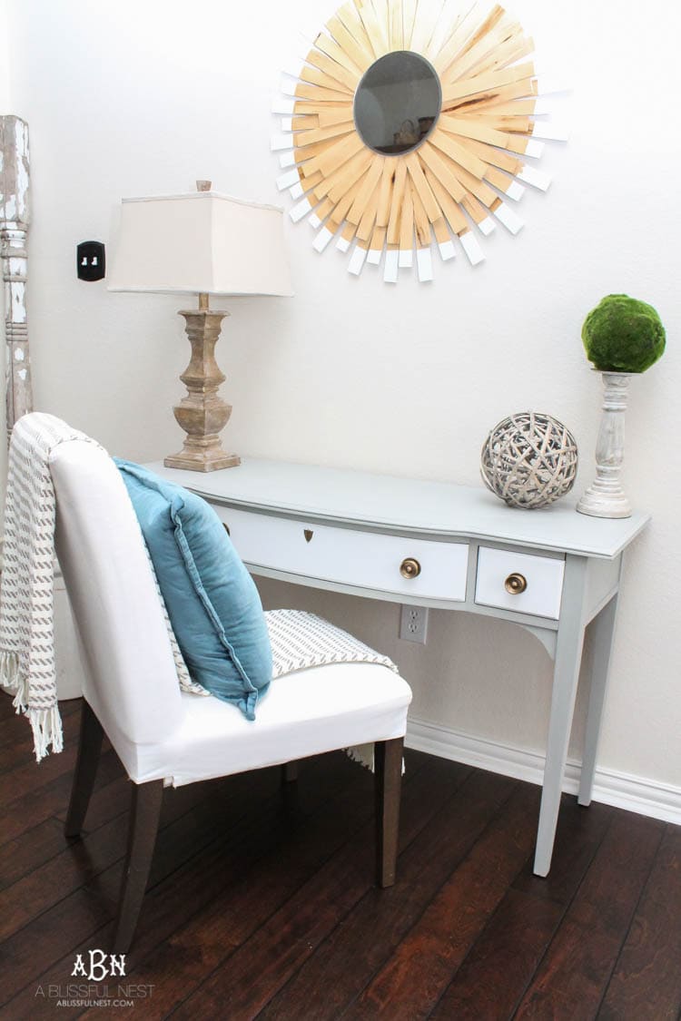 What an amazing before and after on this thrifted desk! Such a great idea. More on https://ablissfulnest.com/ #deskmakeover #chalkfurniturepaint