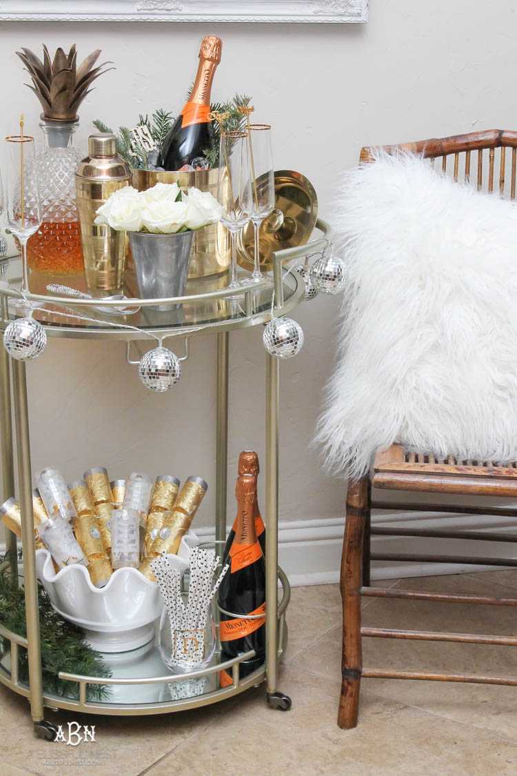 These are such great ideas to transition your Christmas décor into celebrating New Years Eve! Love all the gold and sparkly accents! See more on https://ablissfulnest.com/ #newyearseve #newyearsbarcart #ad #Pier1Love