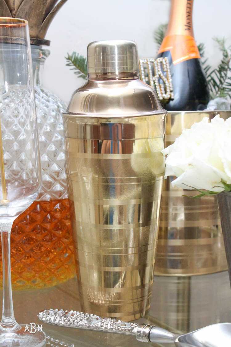 These are such great ideas to transition your Christmas décor into celebrating New Years Eve! Love all the gold and sparkly accents! See more on https://ablissfulnest.com/ #newyearseve #newyearsbarcart #ad #Pier1Love