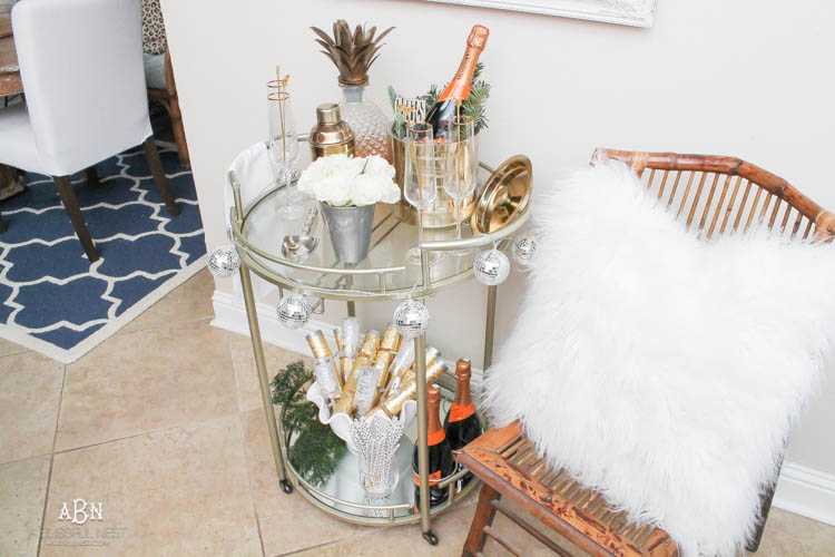 These are such great ideas to transition your Christmas décor into celebrating New Years Eve! Love all the gold and sparkly accents! See more on https://ablissfulnest.com/ #newyearseve #newyearsbarcart #ad #Pier1Love