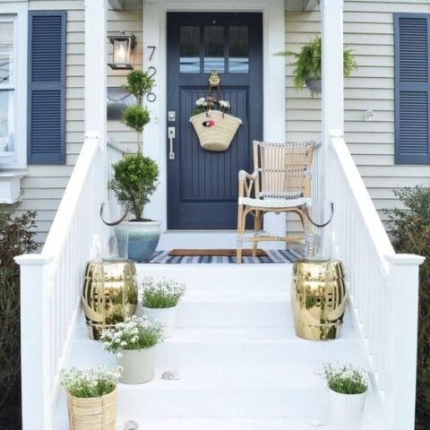 Love the modern flare of this spring front porch from Nesting WIth Grace! #spring #springporch #springdecorating #springfrontporch